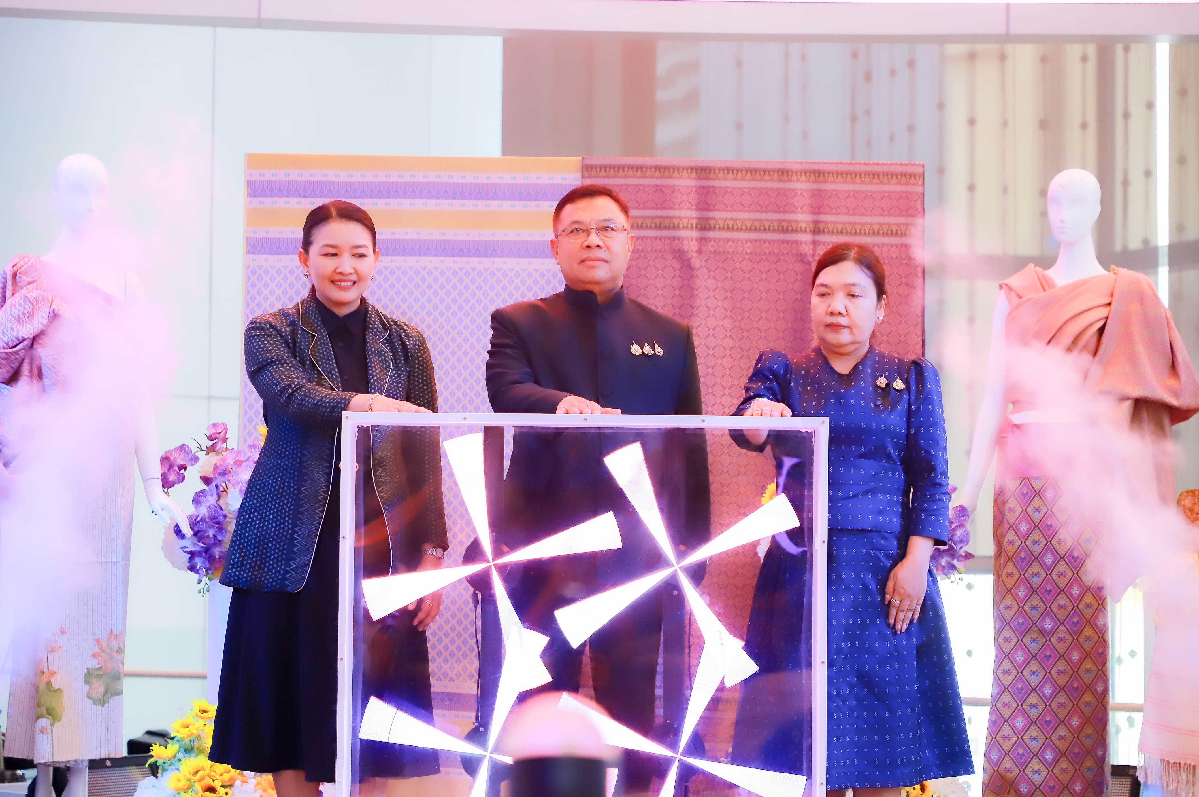 title - ผู้ตรวจราชการ ส.ป.ก. ร่วมพิธีเปิดงานหม่อนไหมสัญจร ณ กรุงเทพมหานครและจังหวัดนนทบุรี ครั้งที่ 3